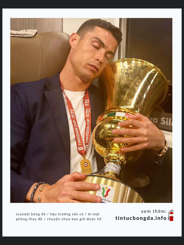 Ronaldo ôm cốc đi ngủ